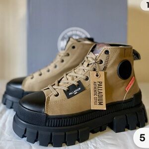 Palladium Women’s NEW Rugged Tan and Black  Hiking Boots. 10 Women’s